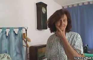 XXX 満足しているロシアのKrahlは、寝室の親密な雰囲気の中で性交する 無料 女子 向け エロ 動画