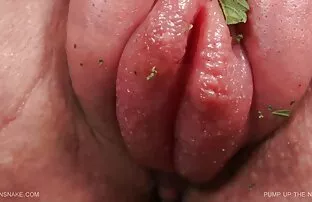 XXX 赤毛のお母さんfondles大きな自然のおっぱいの服は、カメラの前で脱ぐ 女子 の ため の エロ 動画