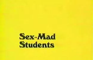 XXX 大きなお尻と小さな胸を持つ女性は、野生のビーチに裸を浴びる アダルト ビデオ 女子 向け