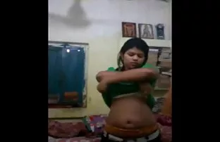 XXX 成熟したレズビアンは、床の上に異なる色のパンティーに従事 女子 の ため の 無料 エロ 動画