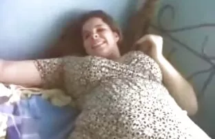 XXX 遊び心ブルネット笑顔とエロソロで床に彼女のパンティーを引っ張る 女子 専用 無料 エロ 動画