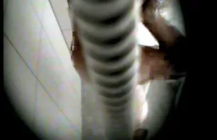 XXX ▷体操選手はクソしながら彼女の足を素敵で笑顔に広げる エロ 動画 無料 女子 向け