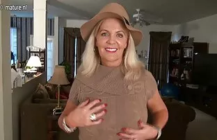 XXX ストッキングで赤毛の美しさは服や下着を着て彼女の手で自分自身を愛撫します 女子 向け h 動画