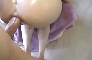 XXX チョコレートモデルは、白いソファの上にファンキー♥を従事 女子 の ため の エロ 動画