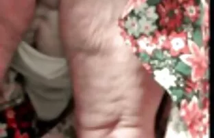 XXX 入れ墨の女の子は彼女のパジャマとドレスと運指の猫を店で測定します エロ 動画 無料 女子 向け