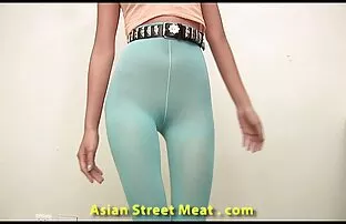 XXX 湯たんぽは、パートナーの肛門の荒い舌を舐め、彼にblowjobを作ります 女子 専用 エロ 動画