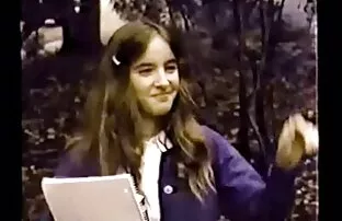 XXX リビングルームで朝の体操を扱う大喜びの裸の女の子 女子 用 無料 av