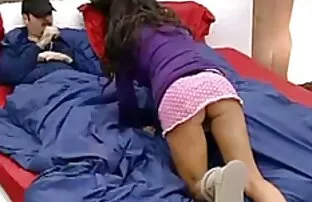 XXX 《女は喜んでカメラに向かってポーズをとり、賞賛を要求する》 エロ い 動画 女子 向け