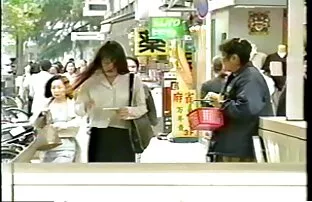 XXX 若いブルネットと大きなお尻は彼女のお尻の頬を公に通りに広げる エロ 動画 女子 用