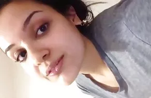 XXX 若い♥体に入れ墨を持つ鋳造の白いソファの上で裸を愛撫する 女子 用 無料 av