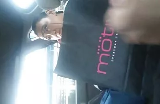 XXX 巨大なコックを持つ女性とはげの恋人とfucksする 女子 向け エッチ な 動画