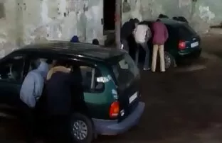 XXX 若いstunner masturbates毛の商品にの肘掛け椅子と産むの服の間にソロ av 動画 女子 向け