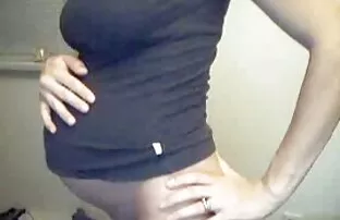 XXX 若いBrummerにストッキング公然とポーズの前に吹くとクソ エロ 動画 女子 向け