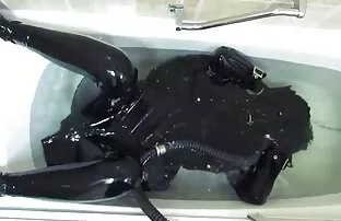 XXX かつらと黒のTシャツで成熟した女性は、お尻の男と癌をファックします 無料 エロ 動画 女子 向け