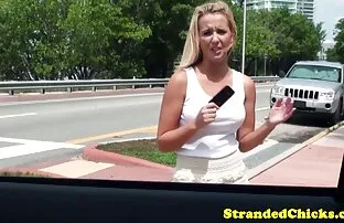 XXX 情熱的なブルネットfucks彼女の恋人のベッドのポーズに四つん這い 女子 向け h 動画