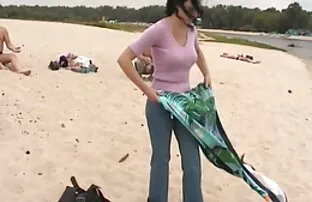 XXX 薄いブルネットは膣セックスの前に長い尾を喚起した アダルト 動画 女子 向け