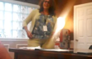 XXX リビングルームのソファの上に黒人の遊び心のある女の子と禿げた性交 エロ 動画 女子 向け