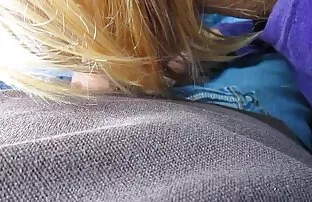 XXX 若い美しさは、ソファの上にポーズ、服や下着の上に置きます 女子 向け エッチ 動画