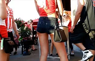 XXX マスクの女性はフェラチオを兼ねて巨乳を裸にします 無料 エロ 動画 女子 向け