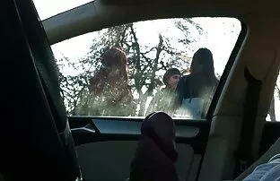 XXX ブルネットと大きなおっぱいfucks性機の広い広がり細い足 女子 用 アダルト 動画