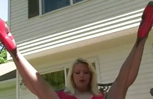 XXX 彼氏クソ女の子に黄色のパンティー後blowjobのプール エロ 動画 女子 用