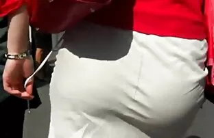 XXX スキニ女性アスリートの小さなおっぱいを楽しむ女性の柄の後のワークアウト エロ い 動画 女子 向け