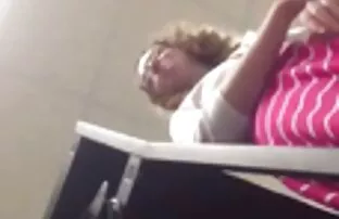 XXX 細身の美しさと金髪の髪のマッサージSisiの開始レズビアンの性別 女子 向け エッチ 動画