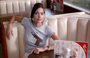 XXX 赤毛の女の子はvebkameroyの前で女性の柄の広い足を扱う エッチ 動画 女子 向け