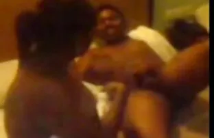 XXX 若いブルネットは、彼女のお尻の頬を彼女の手の前でCooneyと柄の性のおもちゃで広げます 女子 向け エッチ な 動画