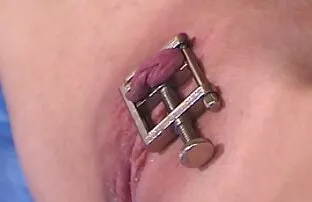 XXX ①黒いブラジャーでテーブルの上に曲がり、スロットでライザーを取ります② エロ 動画 女子 用