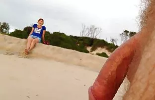 XXX ロシアの女の子はパンティーなしで公園を歩き、カメラの前でポーズをとる 女子 専用 エッチ 動画