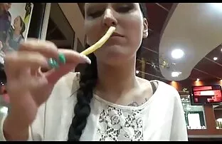 XXX 男の子は恋人と足に犯されたモルで簡単に獲物になるでしょう エッチ 動画 女子 向け