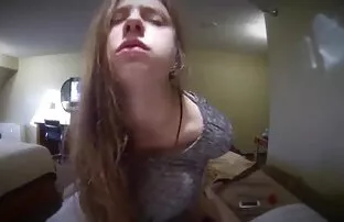 XXX 赤毛の女の子が目を覚まし、優しく彼女の体を指した 女子 の ため の エロ 動画