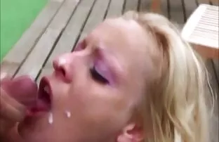 XXX 女の子と大きな自然のおっぱいホスト公共ソロの通り アダルト ビデオ 女子 向け